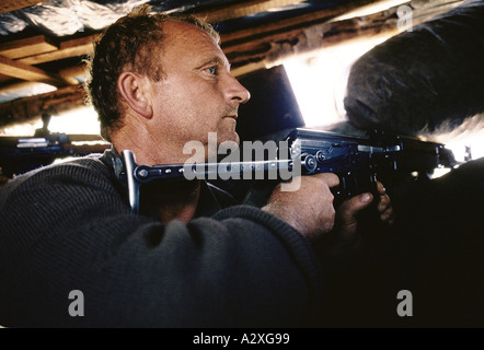 Serbo-bosniaco soldato con il suo dito sul grilletto in prima linea contro le forze di musulmani vicino a Zvornik Settembre 1992 Foto Stock