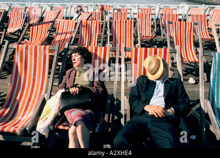 Giovane addormentato in sedie a sdraio blackpool Foto Stock