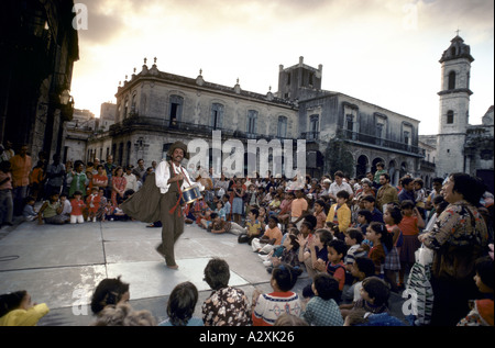 Street performance in piazza del mercato nella città vecchia, l'Avana, Cuba Foto Stock