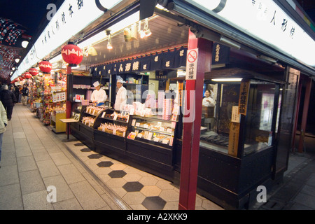 Tokyo Giappone Asakusa Nakamise dori via dello shopping vicino al Tempio Asakusa Kannon Foto Stock