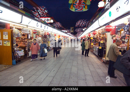 Tokyo Giappone Asakusa Nakamise dori via dello shopping vicino al Tempio Asakusa Kannon Foto Stock