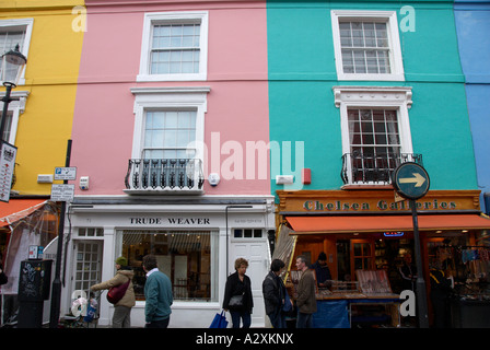 Occupato bancarelle nel mercato di Portobello Road Londra Foto Stock