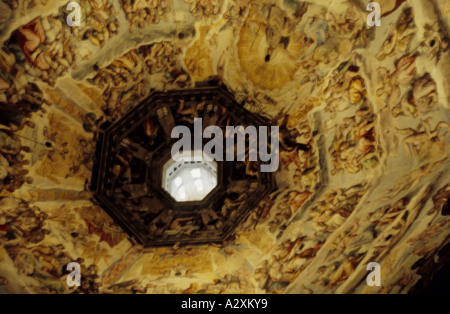 Gli affreschi del Giudizio Universale sul soffitto del Duomo in Piazza del Duomo Firenze, Italia Foto Stock