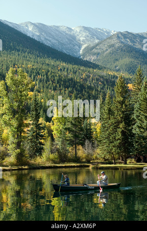 Padre e Figlio canoa nella primavera del Canyon, Buena Vista, Colorado, STATI UNITI D'AMERICA Foto Stock