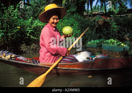 Thailandia mercato galleggiante sulla Klong Damnern Saduak vicino a Bangkok Tiwanese lady paddling la frutta e la verdura al mercato Foto Stock