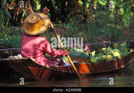 Mercato galleggiante sulla Klong Damnern Saduak vicino a Bangkok, Tiwanese lady paddling la frutta e la verdura al mercato, Thailandia Foto Stock