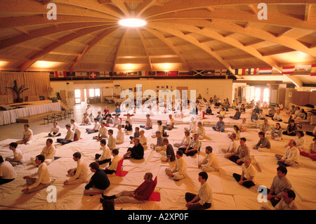 Una meditazione del mattino nella MAHARISHI cupola dorata, SKELMERSDALE, Lancashire, Inghilterra 1989. Foto Stock