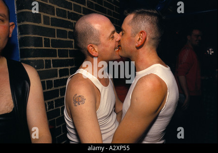 Coppia gay baciare sulla bocca a sud di sottostazione, club di Brixton, LONDRA, INGHILTERRA Foto Stock