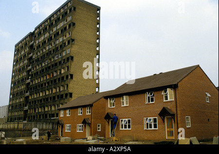 LIVERPOOL recinti blocchi a torre in background per essere sostituiti da nuovi bassi caseggiati. Foto Stock