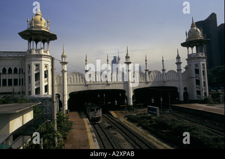 Vecchia architettura della stazione ferroviaria principale di Kuala Lumpur in Malesia Foto Stock
