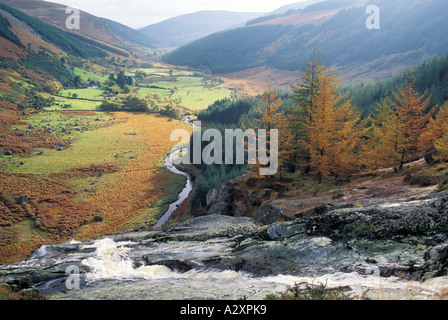 L'Irlanda County Wicklow SOUTHWEST Ennis Kerry poteri corte cascata e montagne sullo sfondo Foto Stock