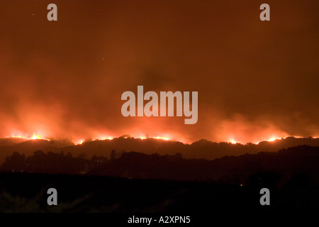 Vista del Topanga Wildfire Settembre 2005 da una zona residenziale del West Hills California Foto Stock