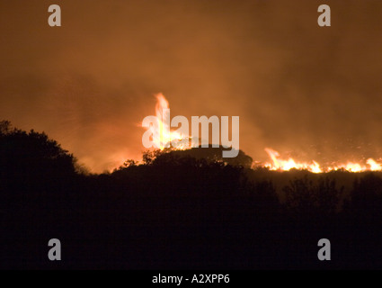 Vista del Topanga Wildfire Settembre 2005 da una zona residenziale di Canoga Park California Foto Stock