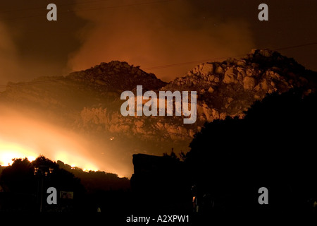 Vista di Chatsworth picco all'estremità nord del Topanga Wildfire su settembre 2005 Foto Stock