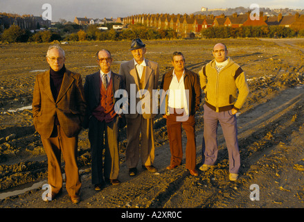 Questi cinque uomini hanno lavorato presso l'impianto Coalite in Bolsover, Derbyshire, in Inghilterra che produceva 2,4,5-T fino a quando non è esplosa nel 1968. Foto Stock