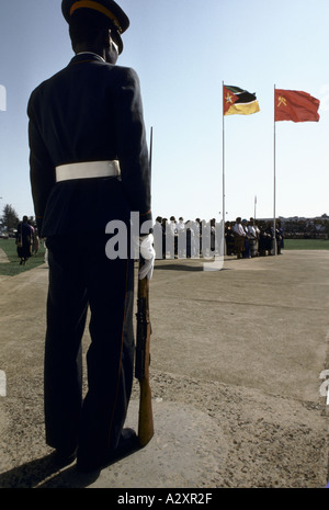 Mozambico 1987 corona recante cerimonia presso la tomba di Samora Machel sulla donna mozambicana s day aprile 1987 1987 Foto Stock