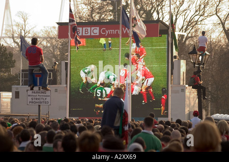 Tifosi guardare la partita al di fuori del Municipio di Cardiff Galles contro l'Irlanda Internazionale di Rugby 6 Nazioni del concorso Grand Slam Foto Stock