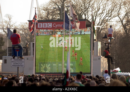 Tifosi guardare la partita al di fuori del Municipio di Cardiff Galles contro l'Irlanda Internazionale di Rugby 6 Nazioni del concorso Grand Slam Foto Stock