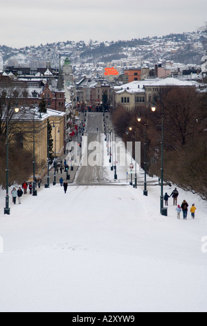 Karl Johans Gate da Slottet - il Palazzo Reale, guardando in giù la strada principale al illuminato Freia orologio. Oslo, Norvegia Foto Stock