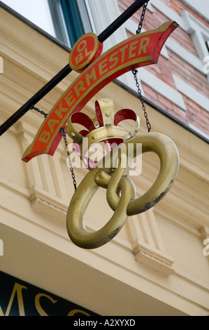 Close-up di Royal Master Baker è segno di un gigante Prezel appeso al di fuori di un negozio a Oslo, Norvegia. Foto Stock