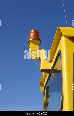 Arancione lampeggiante contro il cielo blu Foto Stock