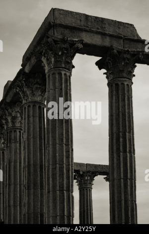 Tempio romano (Imperatore cult - noto anche come la dea Diana tempio) in Evora, Portogallo. Patrimonio Mondiale dell'Unesco. Foto Stock