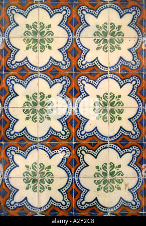 Azulejo portogallo Lisbona olandese piastrella vetrinata parete copertura tegola decorare pattern colorati di colori Foto Stock