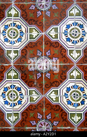 Azulejo portogallo Lisbona olandese piastrella vetrinata parete copertura tegola decorare fiore di pattern Foto Stock