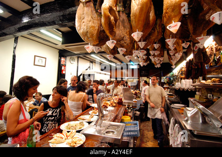 Mangiare tapas in un bar a San Sebastian, Spagna Foto Stock