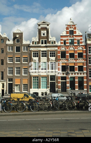 Case a capanna e biciclette accanto al canale di Amsterdam Foto Stock