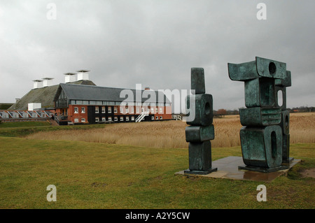 Suffolk, Snape Maltings concert hall e la scultura Foto Stock