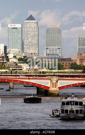 Blackfriars Bridge giorno Canary Wharf nei Docklands Londra Inghilterra Regno Unito Regno Unito Regno Unito Foto Stock