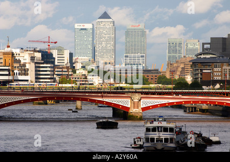 Giorno Blackfriars Bridge Canary Wharf nei Docklands Londra Inghilterra Regno Unito Regno Unito Regno Unito Foto Stock