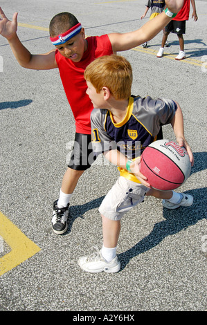 8 attraverso 10 anni di ragazze e ragazzi giocare a basket fuori in una città torneo sponsorizzato da Port Huron Michigan MI Foto Stock