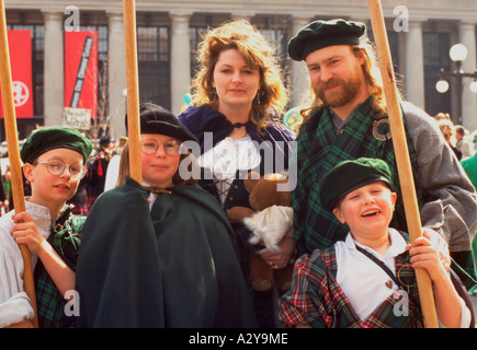 Famiglia vestito in irlandese plaid San Patrizio parade età 32 e da 7 a 12. St Paul Minnesota USA Foto Stock