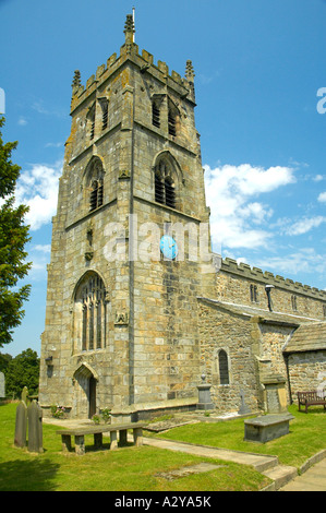 La chiesa del XIII secolo della Chiesa di San Pietro e Paolo, Bolton-da-Bowland, Lancashire, Regno Unito circondato da un cimitero Foto Stock