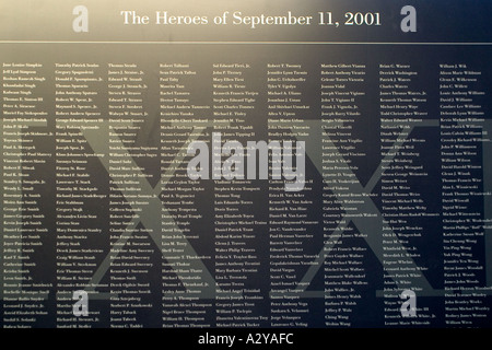 La placca per gli eroi dell'11 settembre a Ground Zero World Trade Center di New York fotografata nel marzo 2004 Foto Stock