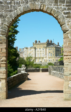 Culzean Castle, Maybole, South Ayrshire, in Scozia, Regno Unito. Vista attraverso archway Foto Stock