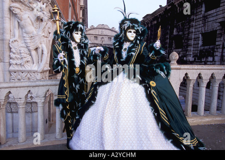 Velluto tradizionale e Pearl costumi per il Carnevale vicino al Ponte dei Sospiri, Venezia Foto Stock