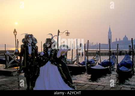 Velluto tradizionale e costumi di perla all'alba sul lungomare a Venezia Italia Foto Stock