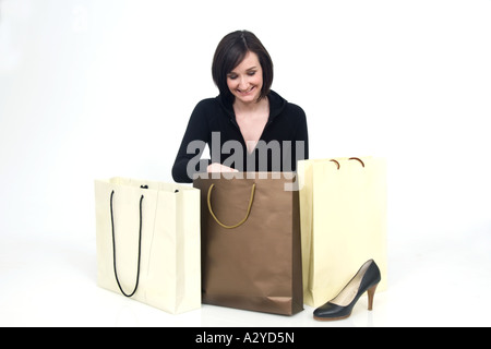 Giovane donna con le borse della spesa Foto Stock