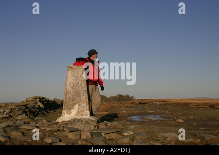 Un walker al vertice di High Street, Lake District, Cumbria Foto Stock