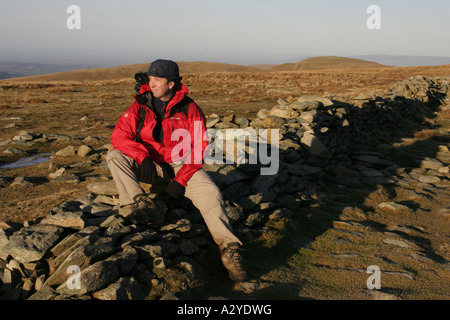 Un walker in appoggio sul vertice di High Street. Foto Stock