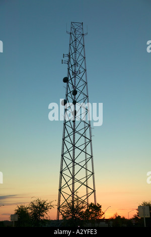 Comunicazione torre cellulare a riposo nella zona Everglades della Florida USA Foto Stock