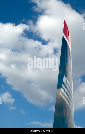 'US Airways passeggero aereo a getto verticale di coda stabilizzatore e timone contro il cielo blu e nuvole Foto Stock