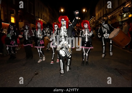Band vestita come scheletri con capelli rossi marzo giù shipquay street Halloween Derry Irlanda ni Foto Stock