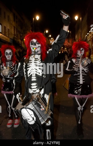 Band vestita come scheletri con capelli rossi marzo giù shipquay street Halloween Derry Irlanda Foto Stock