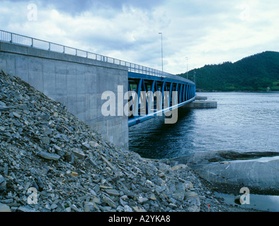 Moncone e capriate tubolari in acciaio del ponte galleggiante Bergsøysund, parte di Kripfast, vicino a Kristiansund, Møre og Romsdal, Norvegia. Foto Stock