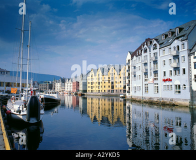 Waterfront edifici riflettono in Brosundet, Ålesund, Møre og Romsdal, Norvegia. Foto Stock