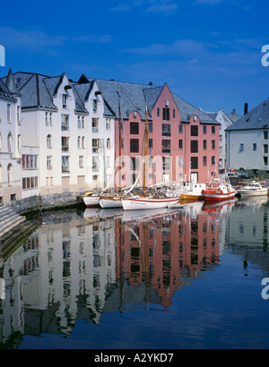 Waterfront edifici riflettono in Brosundet, Ålesund, Møre og Romsdal, Norvegia. Foto Stock